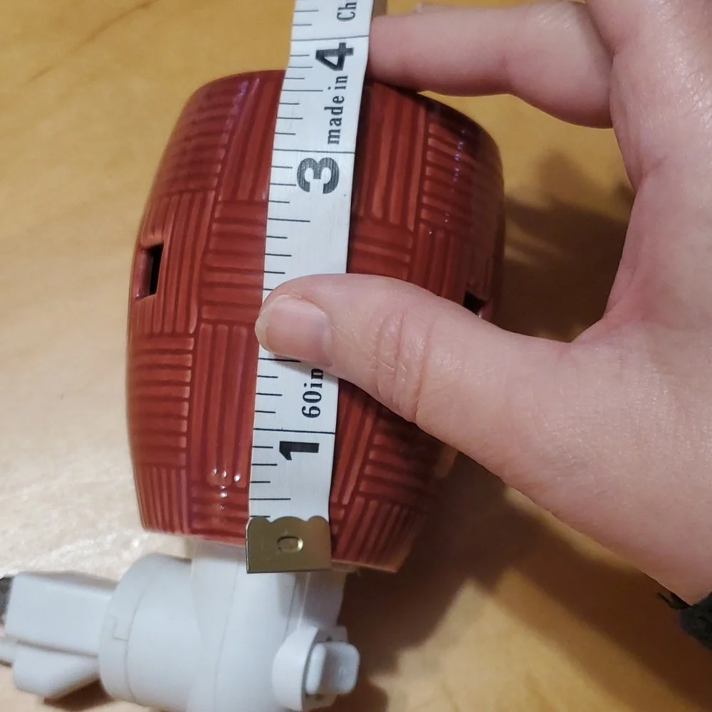 Scentsy Red Weave small plugin EUC ❤️ Great condition 4" height - Picture 2 of 5